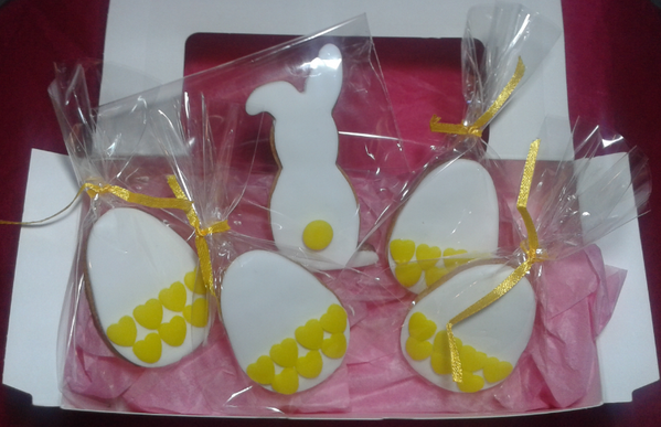 GoodyCakes_'s tweet photo. Más #galletas decoradas para #SemanaSanta y #Pascua. Huevos con corazones y conejito #handmade #Madrid http://t.co/gUkilyzdED