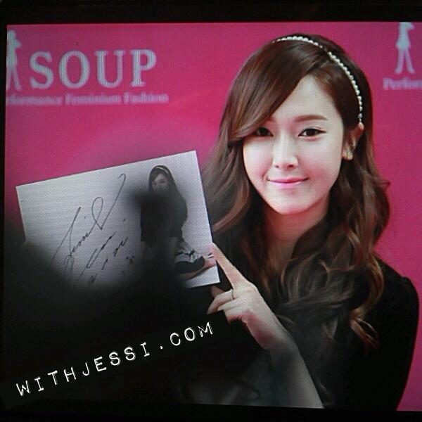 [PIC][04-04-2014]Jessica tham dự buổi fansign cho thương hiệu "SOUP" vào trưa nay - Page 4 BkXPYDvCQAABBVN