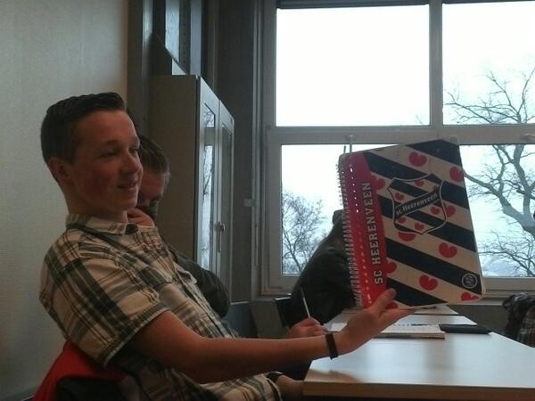GerritGV's tweet photo. @arjanhaarsma vermaakt zich prima met zijn schriftje http://t.co/VXwOgmlkHx