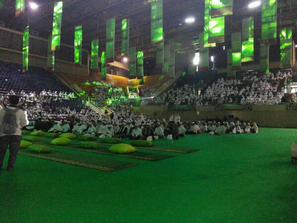 novaanggiok's tweet photo. RT @sobatmudappp: Warna hijau menghiasi istora senayan di acara doa bersama. #pilihppp #ppp http://t.co/BcVJPMwGRJ