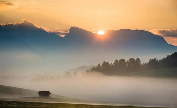 Gabriele_Corno's tweet image. Val Gardena, Dolomites by Hans Kruse #spring #Sunrise