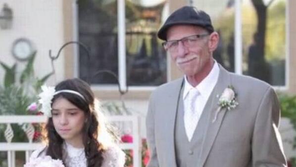 24HorasTVN's tweet photo. Historia hace llorar a miles–Padre con cáncer camina con hija de 11 años hacia el altar. VIDEO http://t.co/ArnObJ7Hqa http://t.co/bsplfemO36