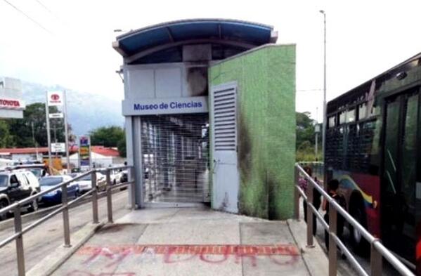 Laiguanatv's tweet photo. Ataque terrorista contra el Trolebús de Mérida: Lanzan bombas molotov y objetos en la vía http://t.co/UU2MmSWMin http://t.co/mx5TCeKLME  +