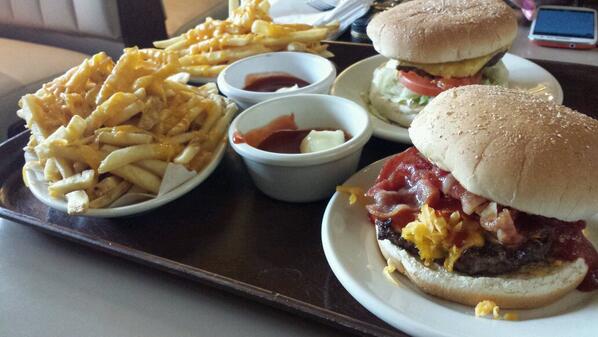 TrainingTable77's tweet image. Hickory Bacon Burger? Check.  Cheese fries? Check.  Deliciousness? Absolutely.  #burgerbracket @1280sports