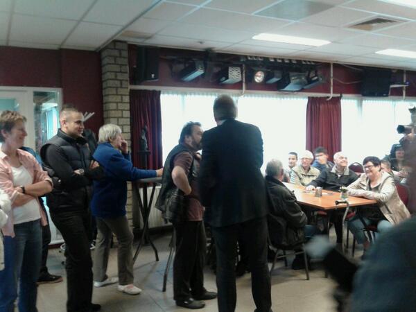 NietLief's tweet photo. Marc Eggermont en Yasin stellen zinvolle vragen aan de bewoners van Lievendaal. #fotoexpo #ilovelievendaal http://t.co/Xm4my74KuE