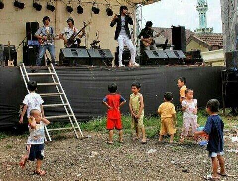 Bodo amat sama penonton yg penting kita semua maen band :)))))))))))))))))