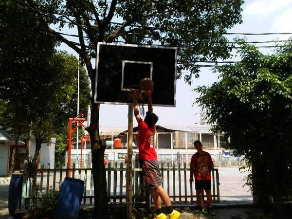 jasoon_limm's tweet photo. My brother is trying to dunk haha lol http://t.co/M2QiEKWpin