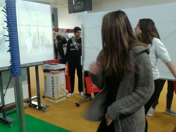 Educasalon's tweet photo. Bailando en nuestro stand #Salon US http://t.co/wWeFLxmvNW