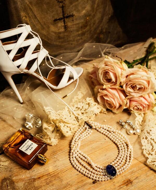 VogueSpain's tweet photo. Los accesorios que las #novias necesitan para dar un 'twist' a su estilo nupcial en Vogue.es. http://t.co/s5Ou3c21pM http://t.co/T89X5z8Wdf