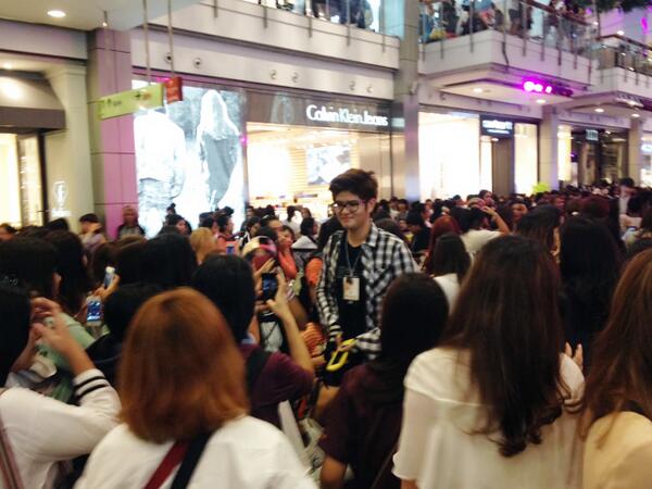 BoomCassiopeia's tweet photo. วอนแฟนๆ คิมอูบินทุกคน!
เข้าใจนะครับว่ารักอูบินมาก
แต่อย่าเบียดอูบินแบบนี้เลย
อูบินต้องรีบไปซ้อมต่อจริงๆ http://t.co/OaxoHTjxVz