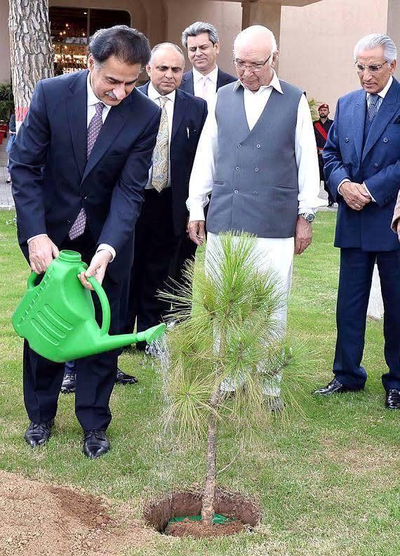 The_Nation's tweet image. Speaker National Assembly, Sardar Ayaz Sadiq planting a tree as Sartaj Aziz watches at the Foreign Office, #Pakistan