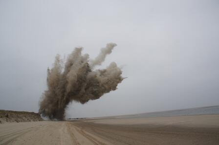 Bom Ouwerkerk met succes tot ontploffing gebracht op strand Renesse. #gemeenteSD