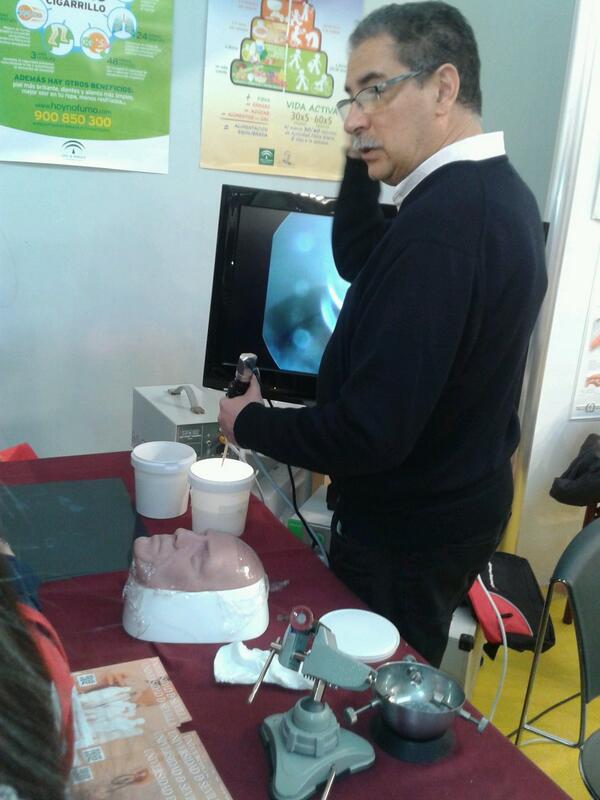 egorealidad's tweet photo. Profesor de anatomía explicando anatomía auditiva con modelo real @SEMedicina #SEMedicina #SEUS2014 http://t.co/hRvY0hLnOR