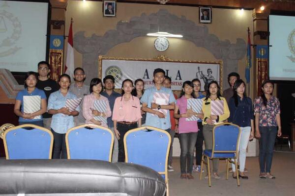 UDAYANAMCC's tweet photo. Oke, #1 penampilan dari Delegasiiii Presupmtion of Innocence. Colek PD : @cintyaVirgy @MahadewiP @novaarifiin :') http://t.co/W7HC9Xj4zU