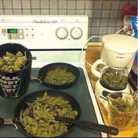 bakdoepap's tweet photo. “@StonerNewspaper: Sunday breakfast for the family consists of: Weed,weed, and a lot more weed http://t.co/u9A6rdHotY”