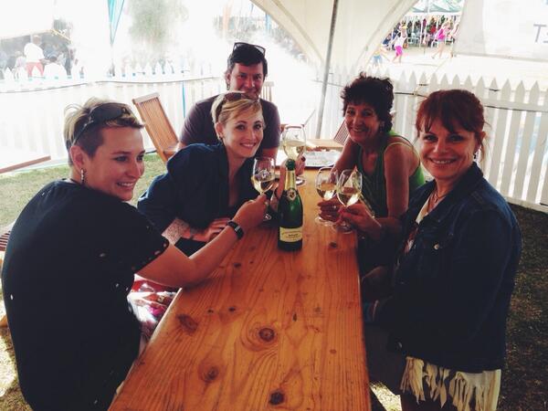 Pippa van Binnelanders geniet n glasie Du Toitskloof vonkel saam <a href="/ChefTiaan/">Tiaan Langenegger</a> by die #kokkedoor "Hap en tap"@AbsaKKNK