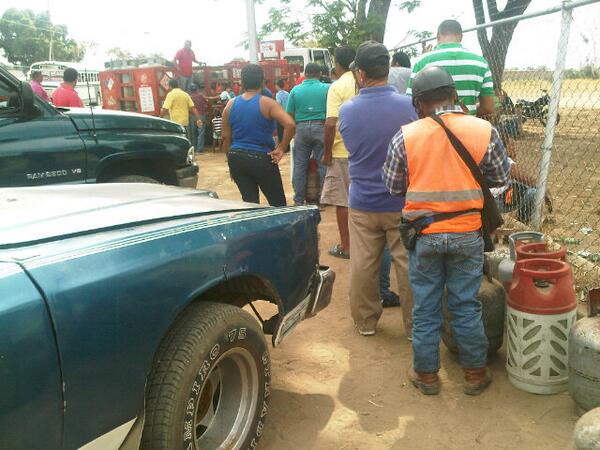 AnacoLucha's tweet photo. #Anaco 4A. Cola para gas y es el corazón gasifero de Venezuela http://t.co/ZYOh6oVUSE vía @alcondu