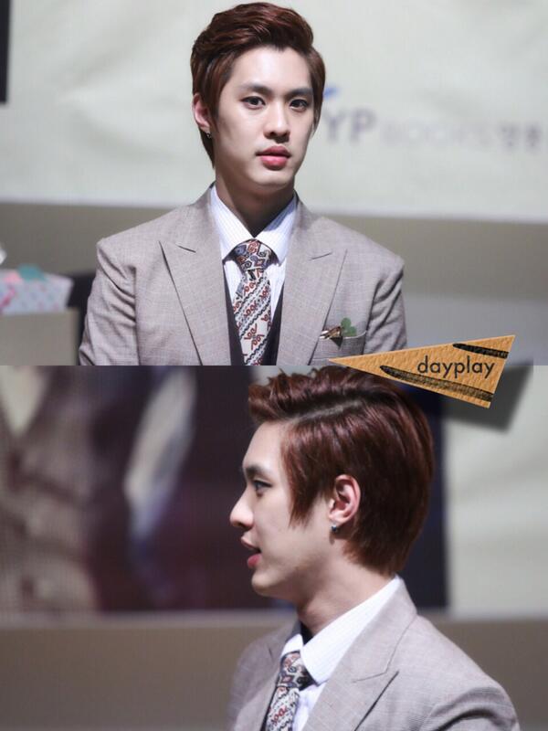 DAYPLAY_SSONG's tweet image. 140404 종로 팬사인회 승호 #남자답게 낼두 화팅 고맙습니당💕