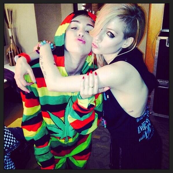 blackstarturkey's tweet photo. Avril ve Miley ^^ http://t.co/WxiCEA430r