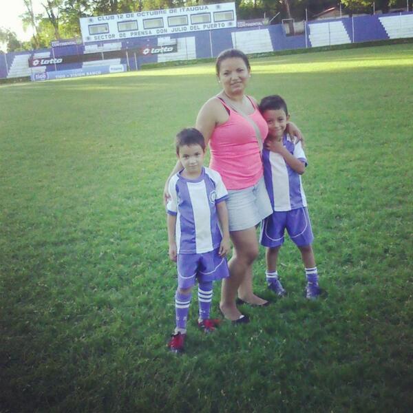 norakaceres's tweet photo. Con mis bebes en la cancha @richardgol http://t.co/KuVwYyTvwl