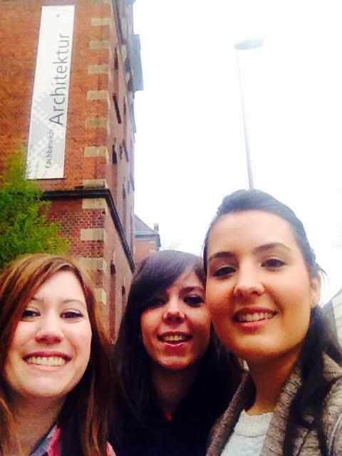 msancas25's tweet photo. Selfile! @espe_cgil @Claucaral http://t.co/TV1N9EsWsE