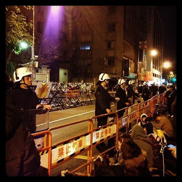 gjtaiwan's tweet photo. 都穿鎮暴裝了...... #gjtaiwan by @garykb8 at http://t.co/yqt9O8QsH7 http://t.co/xAT1LsKLRI