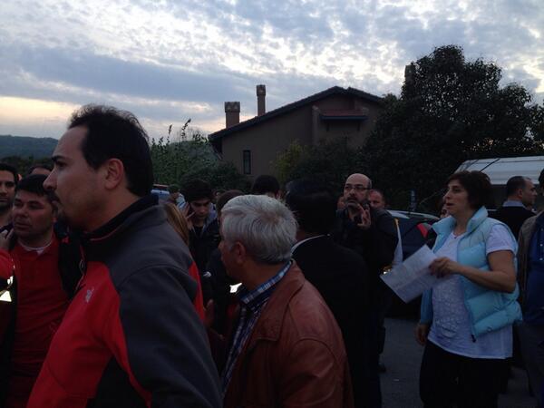 140journos's tweet photo. 19:21 #İstanbul #Sarıyer #Zekeriyaköy - Gönüllü vatandaşlar kaybolan 3 yaşındaki #Pamir'i arıyor. via @dumperellas http://t.co/JlZD0c1NzL