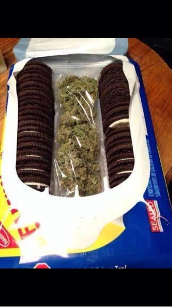 StonerNewspaper's tweet photo. I love when I open my pack of Oreos to find a fat sack of dank 😏 http://t.co/1bkbOBOw4N