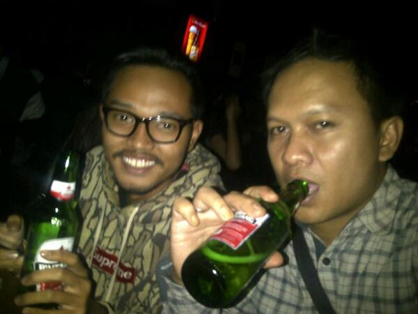 "<a href="/triaPRATAMA/">koboycengeng</a>: Tringtrongs with <a href="/ardhikhebot/">Bot</a> at @erginn_bdg #Suit&amp;amp;Tie "