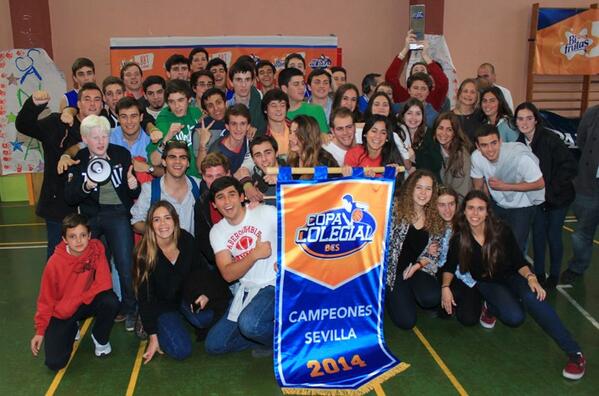 CopaColegial's tweet photo. @SanJoseSSCC campeón #copacolegialsevilla posa con el estandarte de 2014. Director incluido http://t.co/vNnIGVLz9h