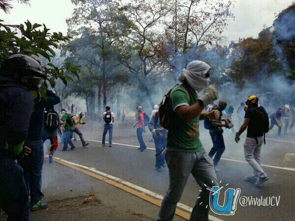 ctorres759's tweet photo. Venezuelans studens massacred on the streets.Be our voice @maddow @andersoncooper @oreillyfactor #SOSVenezuela http://t.co/d5BwNAHGn1