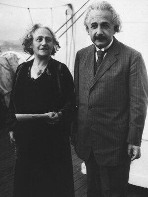 ウム クルトゥム 1919年のアインシュタインとエルサ夫人 いとこどうしだった Historyinpics Albert Einstein His Wife Elsa In 1919 They Were First Cousins Http T Co Mibxjghdh7
