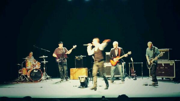 Oniss10's tweet photo. Viendo el concierto de B-SUITE con @Anxeluuu http://t.co/1MadHlNrbp