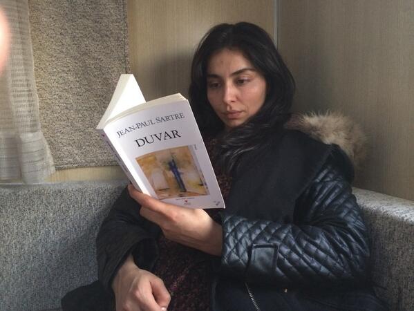 turhanserkan's tweet photo. #Karagül 'ün kara bahtlı Sibel'i @ebruojensahin Kendal'dan kurtulmak için okuyor. http://t.co/uJXcqseK7s
