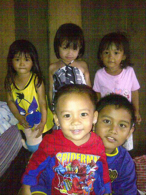 windaariani2's tweet photo. Tekumpulan anak2 drmh nenek rohana... http://t.co/CuiDaOgRNp