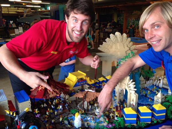 LEGOLAND_CA's tweet photo. #builderRob, #builderTim, and the new Legends of Chima Waterpark, (in LEGO brick form,) at @SMVDiscovery http://t.co/TFkpZWftc7