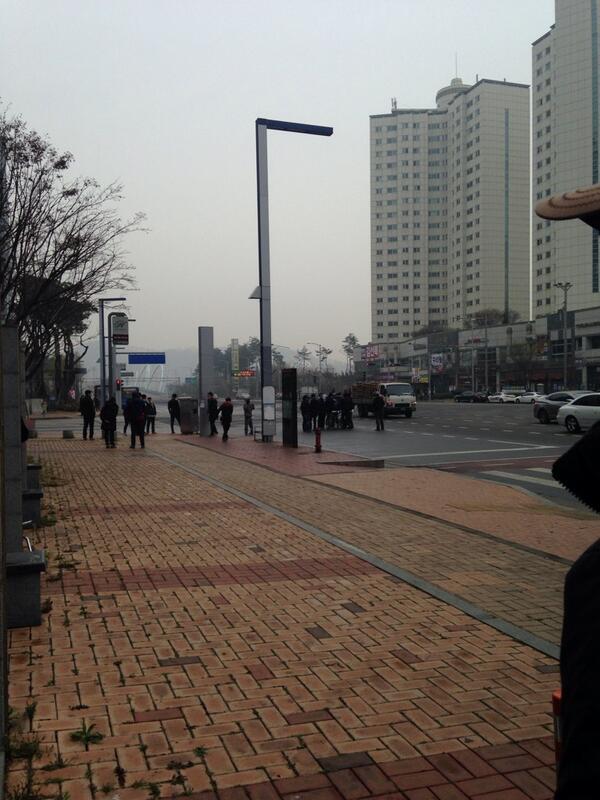 mirada2933's tweet photo. 쏭도 사거리 막고 촬영중! 강남 아닌게 어디여! 추워ㅠ_ㅠ http://t.co/zL7vS96uu7