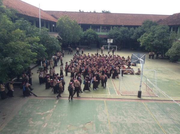 terimakasiyy's tweet photo. Iyaa"@mufidatul_k: Sekolah gw tuh :D "@mopindonesia: Para peserta Gathering sudah berada di SMPN 11 Depok http://t.co/kW7KYJzH0N""