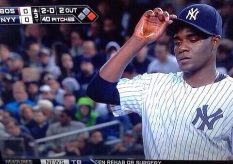 EvryDayBaseball's tweet photo. Do you think this was cheating? 
RT for Yes
Fav for No 
Both for "It was dirt" http://t.co/ijdQn8y9DA
