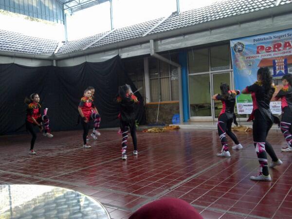peran2014's tweet photo. Rek ayoooo rekk penampilan dari ufo dancee :D kereeennn!! #peran2014 http://t.co/rVMRyJLM2w