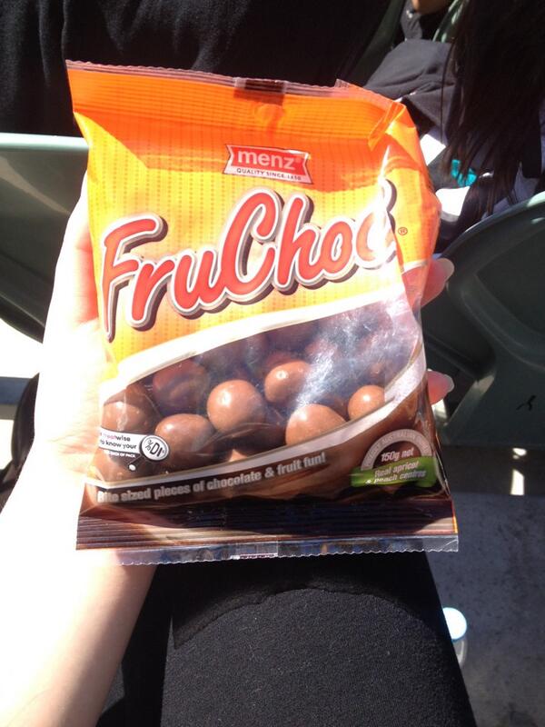 stephaniebafile's tweet photo. Nothing like fruchocs at the footy right?! @MenzFruChocs http://t.co/SeCLbYc8rz