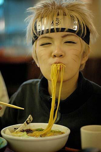 CosplayWorld_'s tweet image. Naruto y su Ramen , que ricoo XDDD