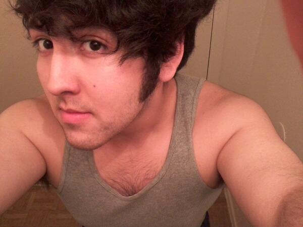 Re_lle_no's tweet photo. redder than a damn tomato inside the house #sliceme #servemeinyourburger c; lol http://t.co/CjNvT02fwL