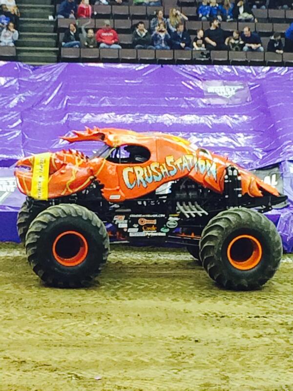 tdots69's tweet photo. @JessiEttelson  @mdots69 @SteenzyBW this truck is my fave #slootsNtrucks #monsterjammz http://t.co/4xSgmLfMKQ