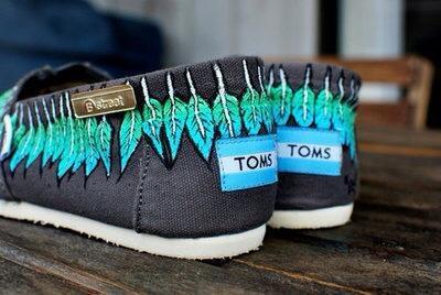 ClothingCrate's tweet photo. Bright Colored Feathers Toms http://t.co/k1PISXbmHx
