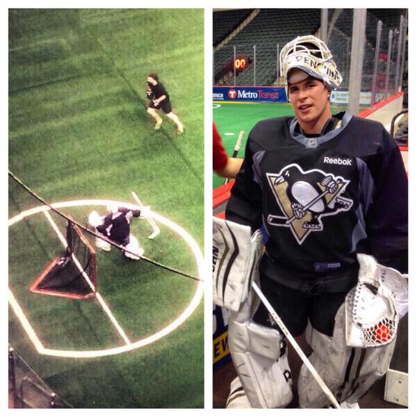 DaverRaver12's tweet photo. "@NLL: Goalie?! Go figure. Sidney Crosby laxin' it up at @Minnesota_Swarm http://t.co/SV6E5Zlsk6"@dhanesmith92 I bet he would rob you dante