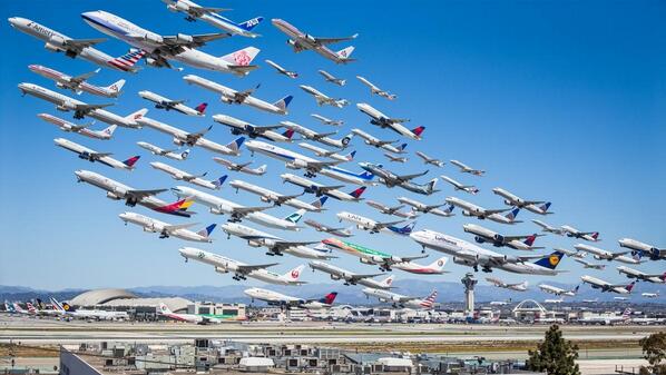 kwang82's tweet photo. #사진. LA국제공항에서 여객기 이륙하는 모습. 어느 일요일 공항 인근 언덕에 카메라 고정해놓고 7시간 동안 사진 400장을 찍어 합친 거라고 합니다. http://t.co/ULpnu6pysW http://t.co/XLhOFnW1jI