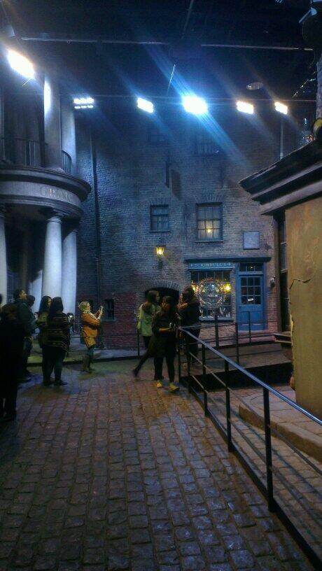 LarssonMala's tweet photo. På väg in i diagongränd, ska bara passera gringotts först, mäktigt att se allt om Potter. http://t.co/CgzaBztmoP