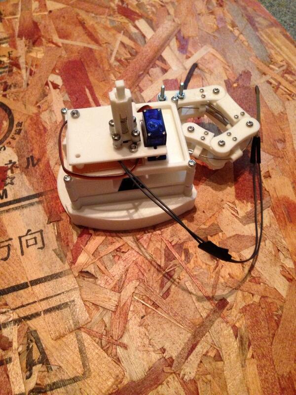 REVODY_NET's tweet image. プロトプロトタイプの一号機は7割ほど完成しています。
この後、大幅な小型化と、物を掴む為の独自形状の採用、カウルのデザインを行います。
価格は4万円以下になる見込みです。