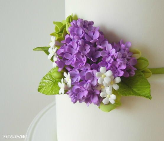 PetalsweetCakes's tweet photo. Close-up of the larger arrangement #lilacs #petalsweet #sugarflowers #weddingcakes http://t.co/wKhRcQldQU
